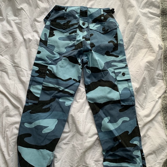 URBAN OUTFITTERS camo pants - Picture 2 of 2